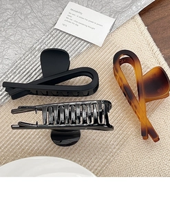 Grandes pinces à cheveux chic en noir mat, noir brillant et motif écaille de tortue