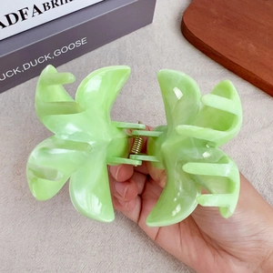 Pince à cheveux fleur vert menthe marbrée avec ressort en métal doré pour femmes
