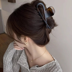Pince à cheveux géométrique marron mat élégante pour coiffure montrée de profil