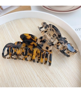 Détails de grandes pinces à cheveux en acétate avec ressort doré et motif d'écaille de tortue