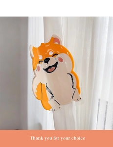 Λεπτομέρεια από χαριτωμένο κλιπ μαλλιών Shiba Inu σε λευκό φόντο κουρτίνας