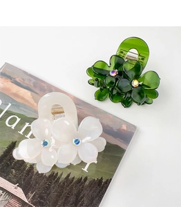 Détails de pinces à cheveux fleurs en vert gelée et blanc perle avec cristaux