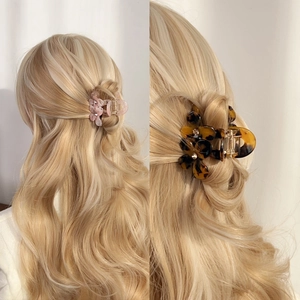 Pinces à cheveux en acétate rose floral et résine écaillée avec petits strass