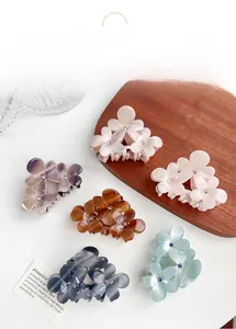 Vue détaillée de six pinces à cheveux en forme de fleur avec petits diamants centraux