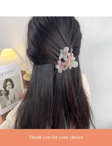 Pince à cheveux fleurie rose avec strass pour un style doux et élégant sur cheveux