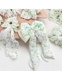 Detailansicht der Blumen-Haarklammern aus Chiffon mit Spitze und Perlenanhänger