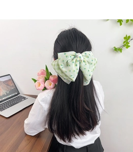 Florale und karierte Haarspange in Minzgrün mit Perle für langes Haar