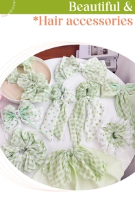 Vue à plat de nœuds de cheveux vichy verts et floraux avec chouchous en mousseline et dentelle