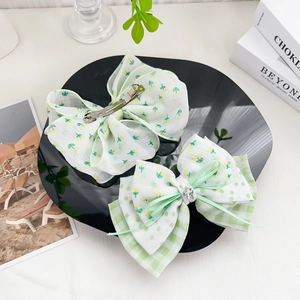 Haarspangen-Set mit floraler Stoffschleife, Herzanhänger und grünem Karomuster