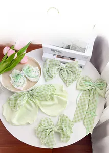 Détails de nœuds de cheveux vert clair en satin et organza à carreaux avec perles