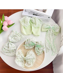 Détail de chouchous à carreaux verts avec nœuds et perles dans un style d'été frais