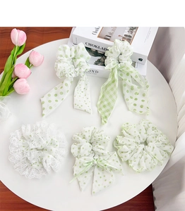 Détails de chouchous vert clair avec motifs à carreaux et bordure en dentelle