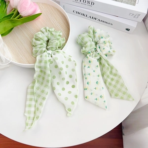 Chouchous à carreaux vert frais avec longs rubans, motifs à pois et floraux