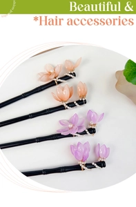 Detailansicht von vier chinesischen Blumen-Haarnadeln mit Perlen und Bambusstruktur