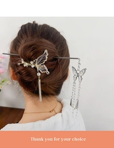 Vue détaillée d'une épingle à cheveux papillon avec glands portés dans un chignon élégant