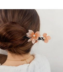Detailansicht der Haarspange aus Holz mit rosa Harzblumen und Perlenverzierung