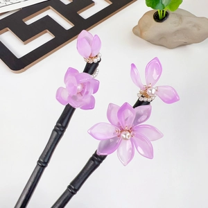 Eleganter Holzhaarpfeil im chinesischen Stil mit lila Harzblumen und Perlen