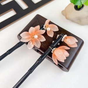 Elegante Haarnadeln aus Holz im chinesischen Stil mit rosa Blüten und Perlendetails