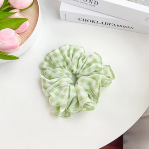 Grün-weiß kariertes Stoff-Haargummi Oversize-Scrunchie mit frischer Blumen-Deko