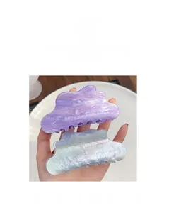 Détail des pinces à cheveux nuage en marbre violet et dégradé blanc-bleu nacré