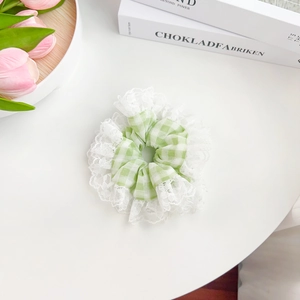 Pastellgrünes Karo-Haargummi mit weißer Spitze für ein elegantes, feminines Haarstyling