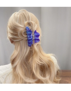 Détail de la pince à cheveux en acrylique marbré bleu violet vue de dos sur cheveux