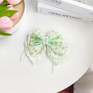 Grün kariertes Blumen Haargummi aus Chiffon mit einem glitzernden Herzanhänger