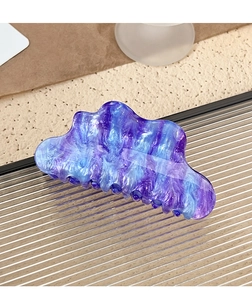 Détail de la pince à cheveux nuage en acrylique marbré bleu et violet avec motif étoilé