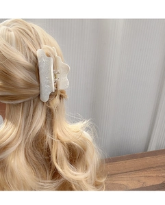 Pince à cheveux élégante en acrylique blanc perle au design ondulé sur cheveux longs