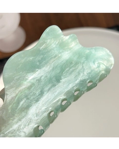 Vue macro de la pince à cheveux en acétate vert clair avec motif marbré et fini nacré