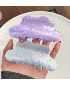Gros plan de pinces à cheveux élégantes en forme de nuage, marbre violet et bleu iris