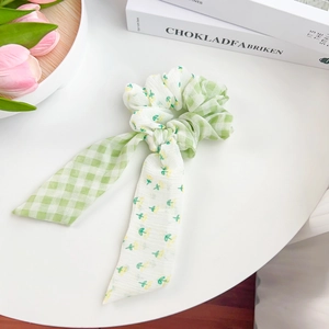 Grün kariertes Stoff-Haargummi mit Blumenmuster und Bändern für die Frisur