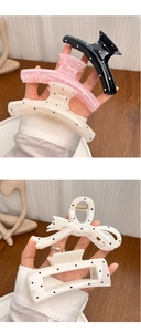 Detailaufnahme großer Haarklammern mit Polka-Dot-Mustern in verschiedenen Formen