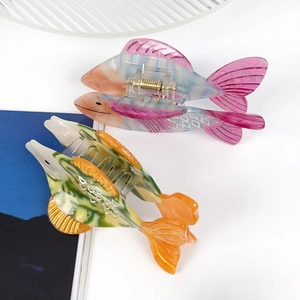 Pinces à cheveux en forme de poisson en acétate avec texture marbrée et ressort doré
