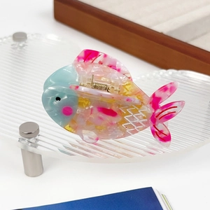 Pince à cheveux poisson en acétate marbré multicolore avec détail de queue