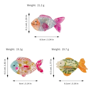 Trois pinces à cheveux poisson en acétate violet, rose et vert avec dimensions et poids