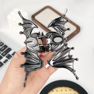 Gotische Fledermaus-Haarklammer aus Metall in Gunmetal-Optik für elegante Frisuren