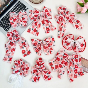 Set aus geblümten Haarschleifen und Scrunchies mit Perlenakzenten in Rot-Weiß