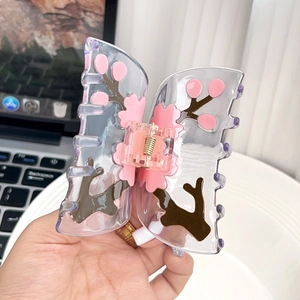 Handgehaltene Schmetterlings-Haarklammer aus Acetat mit rosa Pflaumenblüten-Mustern