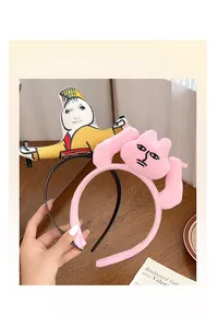 Détail des serre-têtes créatifs avec des poupées en peluche de mèmes pour le maquillage