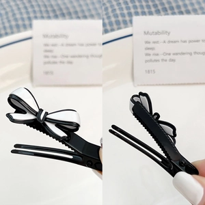 Barrette à cheveux élégante avec nœud noir et blanc au design moderne et minimaliste