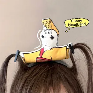 Serre-tête amusant avec une petite poupée en costume d'empereur jaune pour femmes