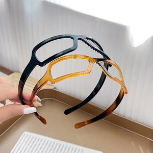 Black and tortoiseshell glasses-style headbands with non-slip teeth for women