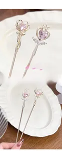 Detail von Magic-Girl-Haarnadeln mit rosa Herz-Kristallen und feinen Metall-Kronen-Anhängern