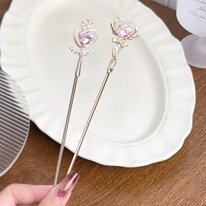 Haarstäbe mit rosa Herzkristall, silbernen Flügeln und Krone im Magic-Girl-Anime-Stil