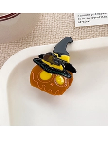 Gros plan d'une pince à cheveux citrouille avec chapeau de sorcier pour Halloween
