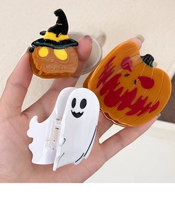 Détail macro de pinces à cheveux Halloween avec designs citrouille et fantôme