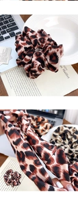 Dettaglio dell'elastico scrunchie maculato effetto seta con trama lucida e banda elastica