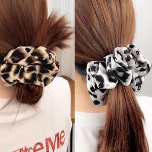 Set di due elastici scrunchie leopardati in tessuto di seta marrone e grigio su coda di cavallo