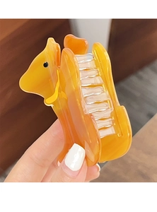 Détail de la pince à cheveux translucide couleur ambre en forme de chien avec dents